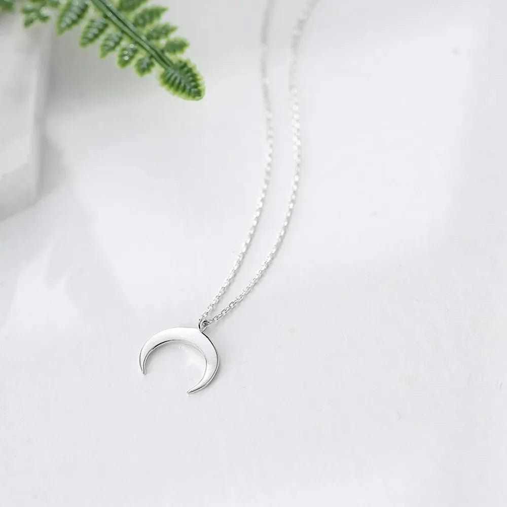 2025 New Trendy Gold Color Curved Crescent Moon Delicate Pendant Necklace for Women Ladies Fashion Jewelry Accessories Gifts